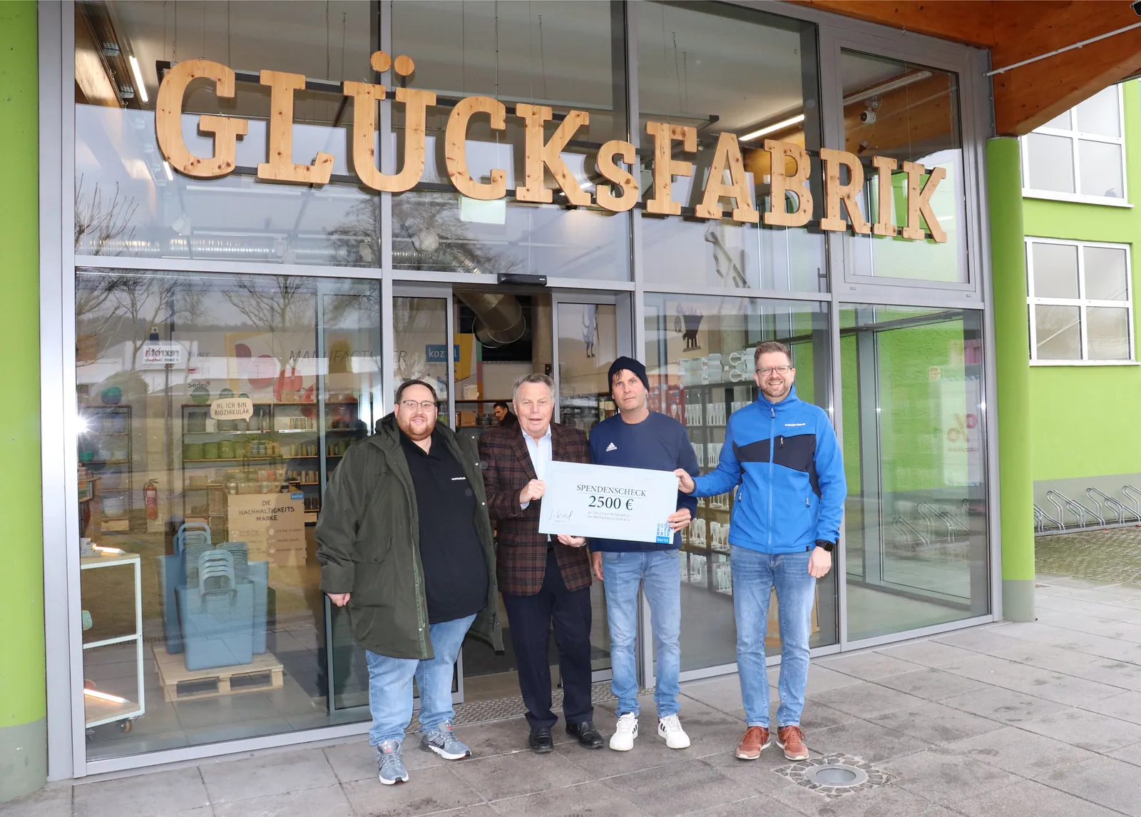 Scheckübergabe an die Tafel Erbach-Michelstadt vor der Glücksfabrik in Michelstadt