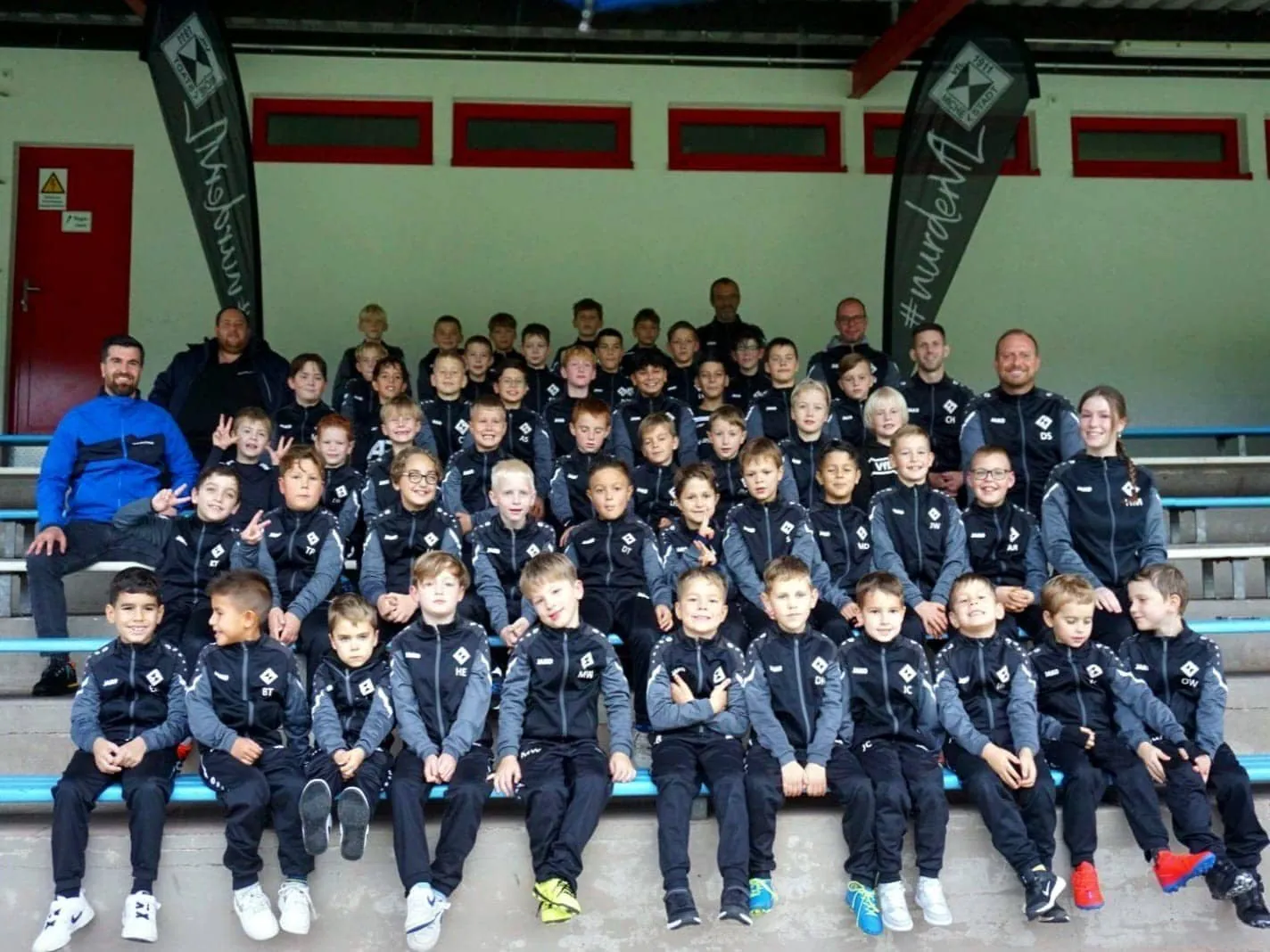 Die Fußballjugend des VfL Michelstadt im neuen, einheitlichen Outfit
