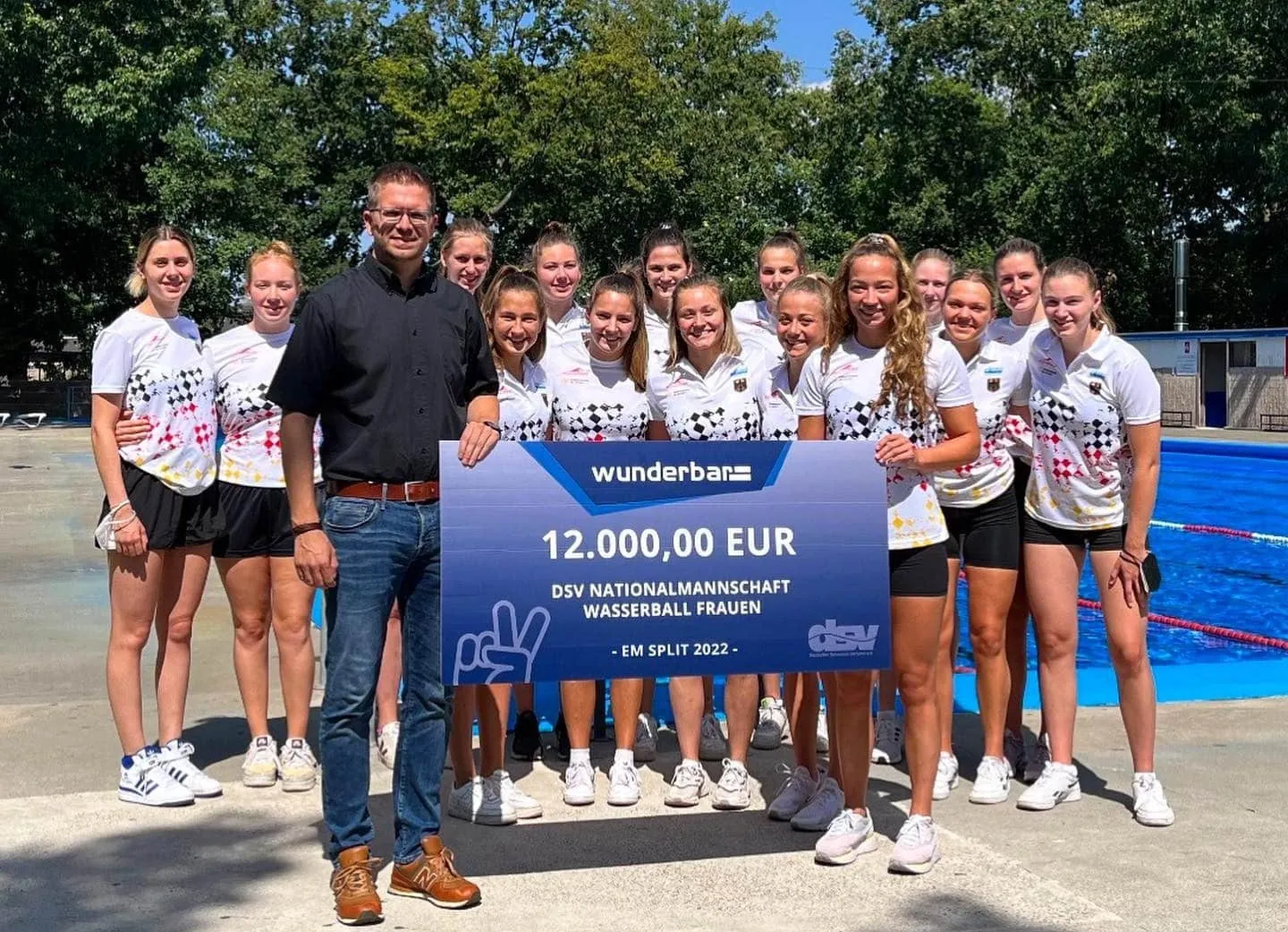 Scheckübergabe über 12.000 Euro an die Wasserball-Nationalmannschaft der Frauen in Krefeld